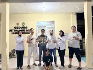 Pelaku pemerkosaan terhadap anak penyandang disabilitas saat diringkus polisi. (Dok. Polres Prabumulih)