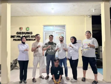 Pelaku pemerkosaan terhadap anak penyandang disabilitas saat diringkus polisi. (Dok. Polres Prabumulih)