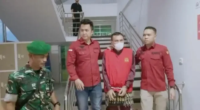 Anggota DPRD Ogan Ilir saat digiring pihak kejaksaan usai ditetapkan sebagai tersangka. Foto : Istimewa