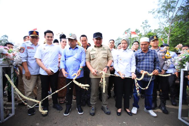 
Herman Deru Resmikan Jalan Hauling di Lahat Sepanjang 26,4 Kilometer