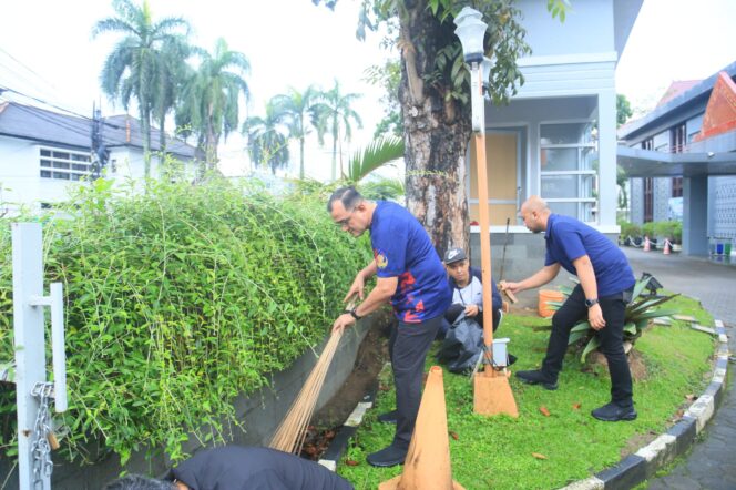 
Sekda Sumsel Tinjau Pelaksanaan Gerakan Indonesia ASRI di Sejumlah OPD