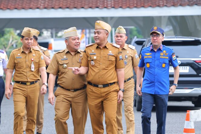 
Sekda Palembang, Aprizal Hasyim saat menghadiri apel bersama ASN di Halaman Rumah Dinas Wali Kota Palembang, Senin 2 Februari 2026/ist.