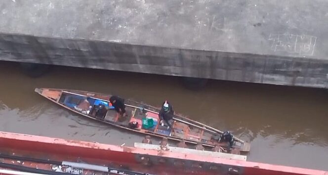 
Suasana di bawah Jembatan Musi VI Palembang usai pencuri kabel lompat. Foto : Urban Id