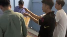 Polisi saat menggerebek lokasi yang diduga tempat digunakan terdduga (pria yang mengenakan baju hitam) melakukan promosi judi online. Foto : Istimewa