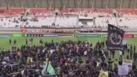 Para suporter Sriwijaya FC saat turun ke lapangan. Foto : Istimewa