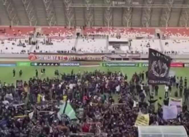 
Para suporter Sriwijaya FC saat turun ke lapangan. Foto : Istimewa