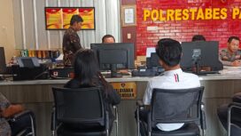 Orang tua korban saat melaporkan dugaan persetubuhan di SPKT Polrestabes Palembang. Foto : Urban Id