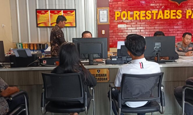 
Orang tua korban saat melaporkan dugaan persetubuhan di SPKT Polrestabes Palembang. Foto : Urban Id