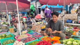 Suasana pasar KM 5 Palembang. Foto : M Rafid Faruk/Urban Id