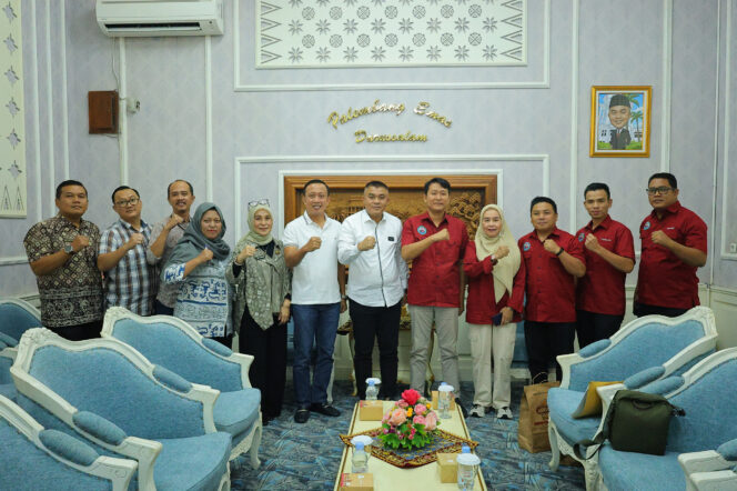 
Sekretaris Daerah Kota Palembang, Aprizal Hasyim, saat menerima audiensi Perkumpulan Pengusaha Kemplang Kerupuk Palembang (PPKKP) di Ruang Audiensi Sekda, Jumat, 6 Februari 2026/ist.