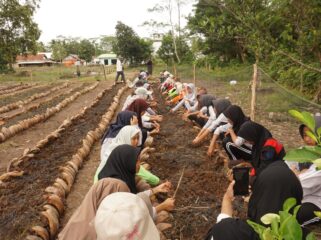 Santri saat melakukan belajar pangan berkelanjutan melalui konsep Food Always in the Home (FAITH). Foto : Istimewa