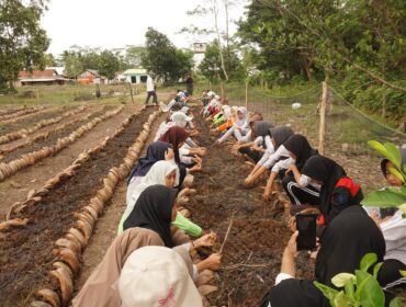 Santri saat melakukan belajar pangan berkelanjutan melalui konsep Food Always in the Home (FAITH). Foto : Istimewa