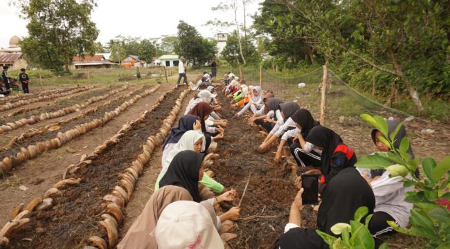 Santri saat melakukan belajar pangan berkelanjutan melalui konsep Food Always in the Home (FAITH). Foto : Istimewa