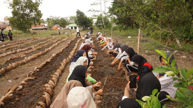 
Santri saat melakukan belajar pangan berkelanjutan melalui konsep Food Always in the Home (FAITH). Foto : Istimewa