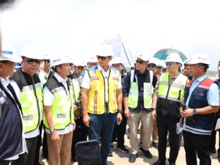 Wali Kota Palembang, Ratu Dewa, mendampingi Menteri Koordinator Bidang Infrastruktur dan Pembangunan Kewilayahan Agus Harimurti Yudhoyono (AHY) meninjau progres pembangunan Tol Palembang–Betung, Rabu, 11 Februari 2026/ist.