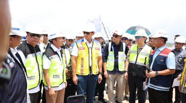 Wali Kota Palembang, Ratu Dewa, mendampingi Menteri Koordinator Bidang Infrastruktur dan Pembangunan Kewilayahan Agus Harimurti Yudhoyono (AHY) meninjau progres pembangunan Tol Palembang–Betung, Rabu, 11 Februari 2026/ist.