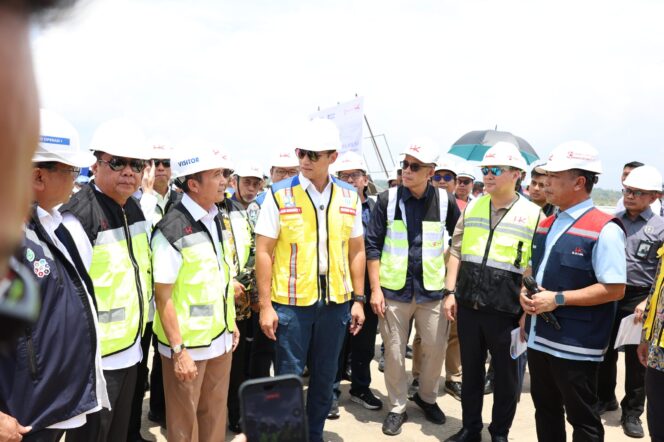 
Wali Kota Palembang, Ratu Dewa, mendampingi Menteri Koordinator Bidang Infrastruktur dan Pembangunan Kewilayahan Agus Harimurti Yudhoyono (AHY) meninjau progres pembangunan Tol Palembang–Betung, Rabu, 11 Februari 2026/ist.