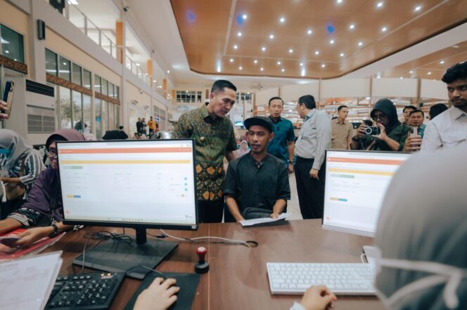 
Wali Kota Palembang Ratu Dewa melakukan inspeksi mendadak ke Mal Pelayanan Publik (MPP) Jakabaring, Kamis, 12 Februari 2025/ist. 