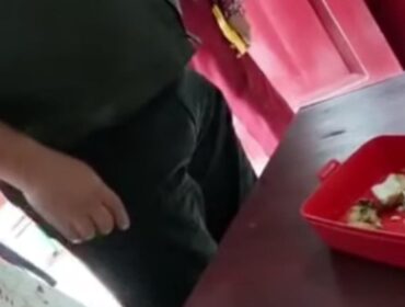 Suasana orang tua wali murid saat mendatangi sekolah melihat MBG. Foto : Istimewa