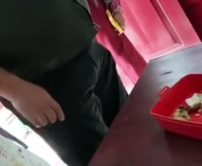 
Suasana orang tua wali murid saat mendatangi sekolah melihat MBG. Foto : Istimewa