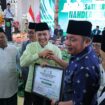 Wali Kota Palembang, Ratu Dewa, menerima penghargaan sebagai Tokoh Pengayom NU Kota Palembang dalam Resepsi Satu Abad Nahdlatul Ulama dan Penganugerahan NU Sumsel Award di Gedung Graha Bandara Insani Talang Jambe, Minggu 16 Februari 2026/ist.