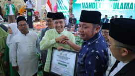 Wali Kota Palembang, Ratu Dewa, menerima penghargaan sebagai Tokoh Pengayom NU Kota Palembang dalam Resepsi Satu Abad Nahdlatul Ulama dan Penganugerahan NU Sumsel Award di Gedung Graha Bandara Insani Talang Jambe, Minggu 16 Februari 2026/ist.