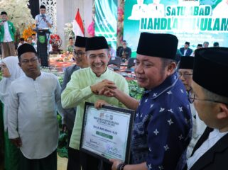 Wali Kota Palembang, Ratu Dewa, menerima penghargaan sebagai Tokoh Pengayom NU Kota Palembang dalam Resepsi Satu Abad Nahdlatul Ulama dan Penganugerahan NU Sumsel Award di Gedung Graha Bandara Insani Talang Jambe, Minggu 16 Februari 2026/ist. 