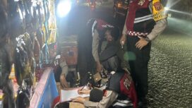 Polisi saat menyita ratusan miras illegal di Palembang. Foto : Dok Polda Sumsel