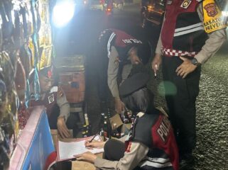 Polisi saat menyita ratusan miras illegal di Palembang. Foto : Dok Polda Sumsel
