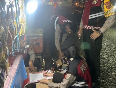 Polisi saat menyita ratusan miras illegal di Palembang. Foto : Dok Polda Sumsel