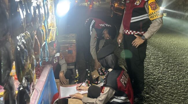Polisi saat menyita ratusan miras illegal di Palembang. Foto : Dok Polda Sumsel