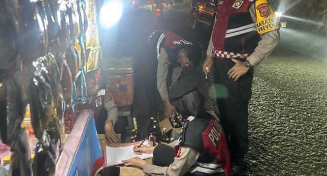 
Polisi saat menyita ratusan miras illegal di Palembang. Foto : Dok Polda Sumsel