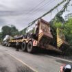 truk trailer pengangkut alat berat terperosok ke bahu jalan. Foto : Istimewa