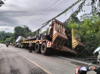 truk trailer pengangkut alat berat terperosok ke bahu jalan. Foto : Istimewa