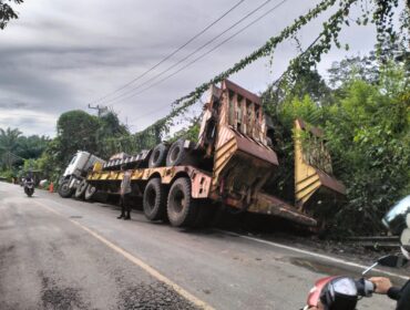 truk trailer pengangkut alat berat terperosok ke bahu jalan. Foto : Istimewa