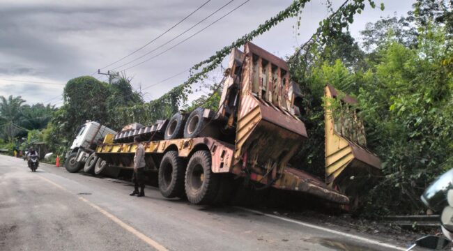 truk trailer pengangkut alat berat terperosok ke bahu jalan. Foto : Istimewa