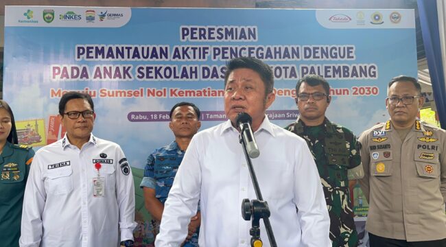 Gubernur Sumsel Herman Deru sesuai peresmian vaksinasi Dengue di Palembang. Foto : Abdullah Toriq/Urban Id