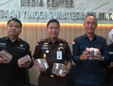 Kejati Sumsel saat menerima uang dari terdakwa kasus korupsi Pasar Cinde Palembang, Harnojoyo. Foto : Istimewa