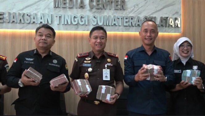 
Kejati Sumsel saat menerima uang dari terdakwa kasus korupsi Pasar Cinde Palembang, Harnojoyo. Foto : Istimewa