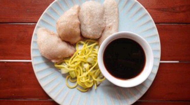 Pempek adalah salah satu makanan khas Palembang yang terkenal/Shutterstock.
