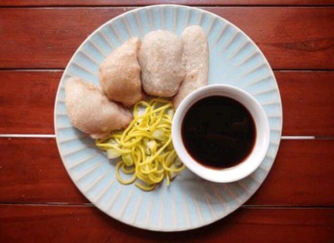 
Pempek adalah salah satu makanan khas Palembang yang terkenal/Shutterstock.
