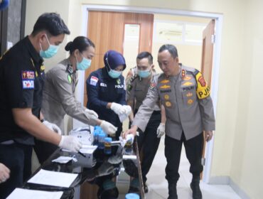 Tes urine yang dilakukan di Lantai 2 Gedung Presisi Polda Sumatera Selatan, Senin, 23 Februari 2026/ist. 