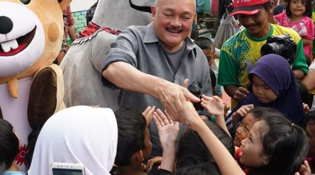 Eks Gubernur Sumsel Alex Noerdin saat bertemu masyarakat. Foto : Istimewa