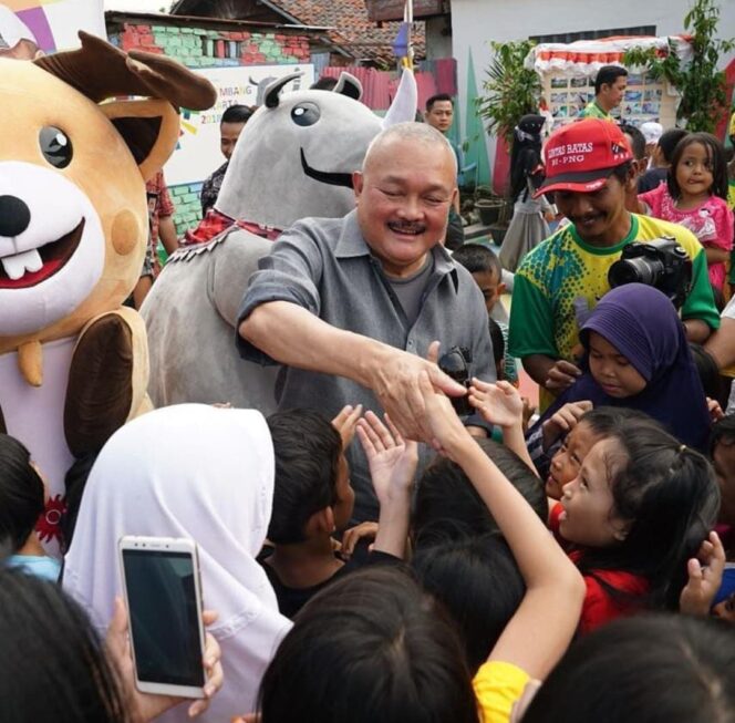 
Eks Gubernur Sumsel Alex Noerdin saat bertemu masyarakat. Foto : Istimewa