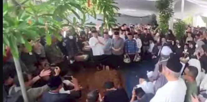 
Pemakaman Mantan Gubernur Sumsel, Alex Noerdin, di TPU Kebun Bunga, Kamis, 26 Februari 2026/ist.
