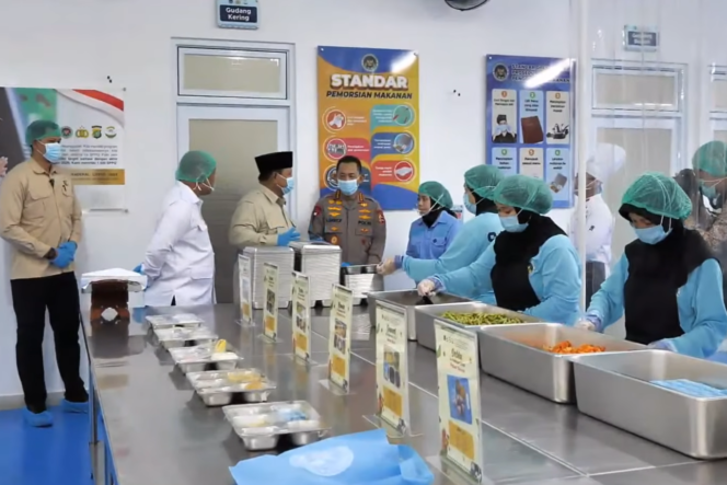 
Pastikan Kesiapan Program Gizi Nasional, Prabowo Tinjau Langsung SPPG Polri Palmerah
