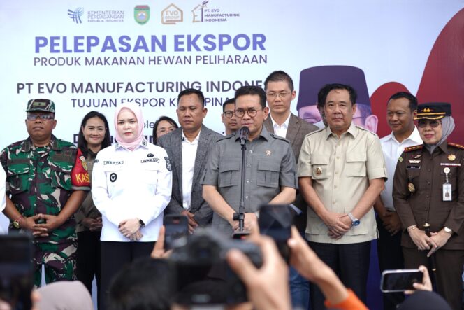 
Produk Pakan Hewan Sumsel Tembus Pasar Filipina, Mendag dan Wagub Cik Ujang Lepas Ekspor Perdana