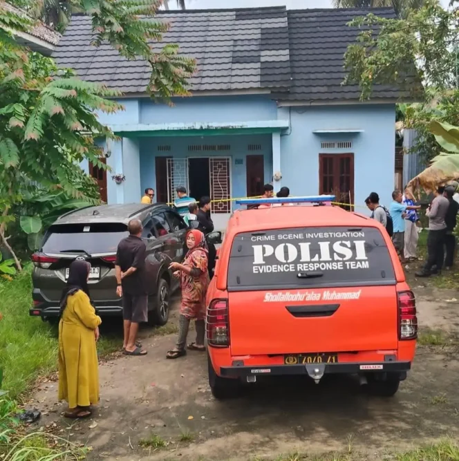 
Pihak kepolisian tengah melakukan olah TKP kasus pencurian. (Dok. Warga)