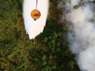 Upaya pemadaman karhutla melalui water bombing di Sumsel. (foto: BPBD Sumsel)
