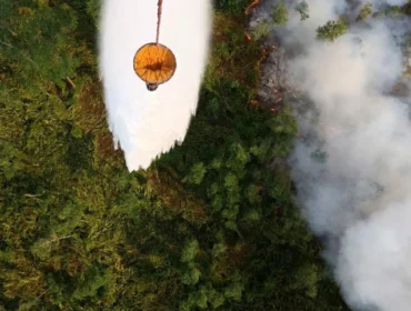 Upaya pemadaman karhutla melalui water bombing di Sumsel. (foto: BPBD Sumsel)